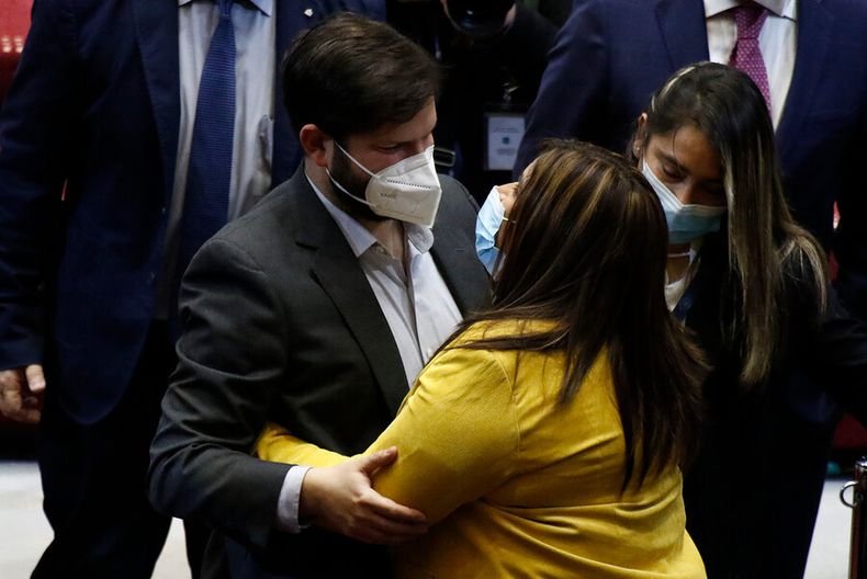 Presidente Boric y senadora Fabiola Campillai.jpg