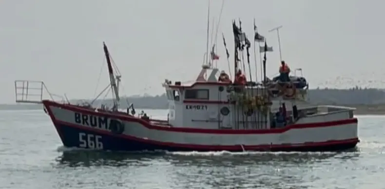 continua busqueda de 7 pescadores artesanales en coronel  lancha estaba hundida y sin balsa de emergencia.webp