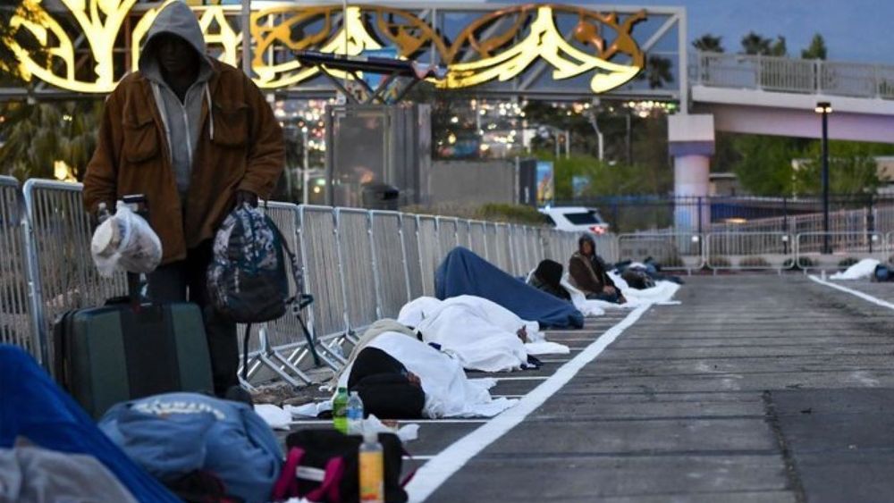 Personas en situación de calle se instalan en estacionamiento de Las Vegas con marcadores de distanciamiento social