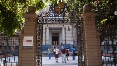 U. de Chile toma medidas de control tras atentado explosivo a Landerretche: Instalará torniquetes de acceso a alumnos