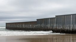 Muro de Trump para frenar inmigración logra victoria temporal en Congreso de EE.UU.