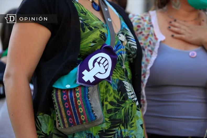 17955 mujeres con una panoleta feminista.webp