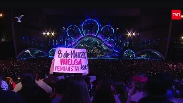 Denuncian que guardias del Festival censuraron y destruyeron cartel que llamaba a la huelga feminista