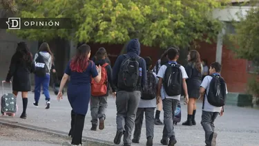 El Desconcierto | 17386 imagen de estdudiantes caminando a un colegio.webp