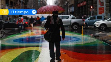 Lluvia en Santiago vuelve el viernes: Nuevo sistema frontal promete dejar intensas precipitaciones en zona central