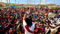 Abren los colegios electorales para la decisiva segunda vuelta en Perú