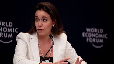 Activista venezolana Corina Machado hace el ridículo publicando falsa orden de detención del gobierno de Maduro