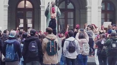 REDES| La foto del día: Celebran intervención feminista a torso desnudo frente a estatua del Papa Juan Pablo II