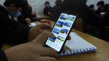 Hasta 4to básico prohibido llevarlos: Empieza restricción de celulares en colegios de Las Condes