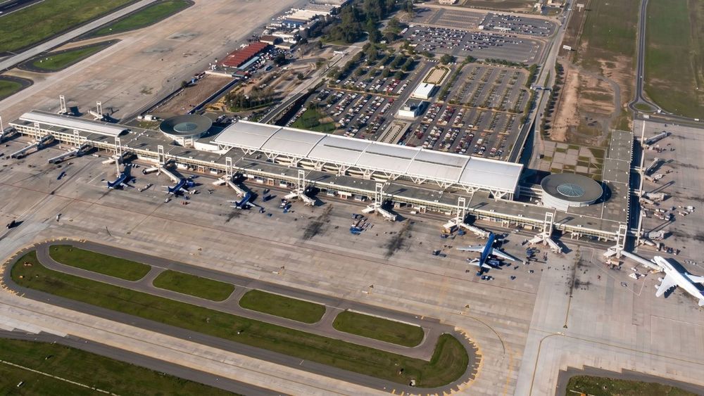 Un equipo de la UANDES desarrolló un agente de curado interno que reduce hasta un 80% el agrietamiento del hormigón. La tecnología será probada en una losa del Aeropuerto Arturo Merino Benítez en Santiago.