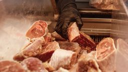 Carne podrida, pollos bañados en cloro y personal con ropa sucia: Sernac expone con denuncia a supermercado