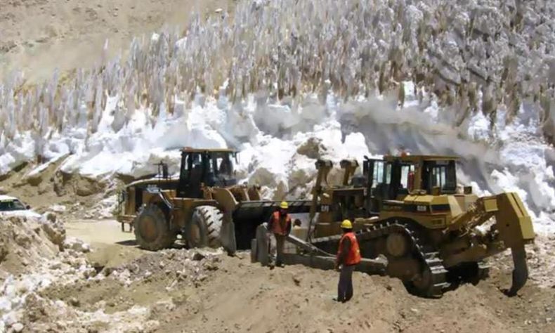 Destruccion de los glaciares en Mina Los Bronces.jpg