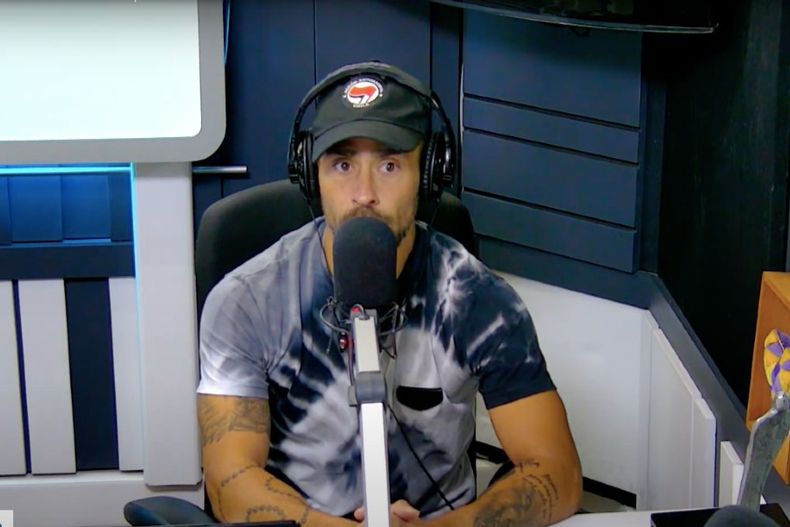 Jorge Valdivia con gorro con el logo antifascista.jpg