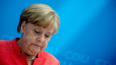 Angela Merkel admite que habrá que dialogar con los talibanes para salvar vidas