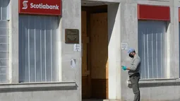 Piso mojado y sin señalética provocó caída de mujer en banco: Scotiabank deberá indemnizarla con $9,8 millones