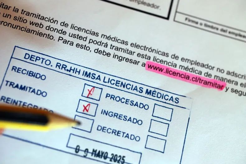el medico que emitio 29 licencias diarias por 4 anos y defraudo al estado por 13 mil millones quedo en prision preventiva.webp