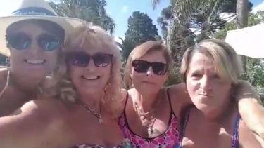 VIDEO| ¿Qué, le tenemos que gritar al teléfono?: El divertido intento fallido de cuatro señoras al tomarse una selfie