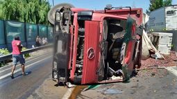 Corte de tránsito en autopista General Velásquez: Camión cargado con frutas volcó en Renca
