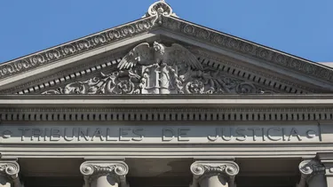 La batalla judicial de dos locales contra el municipio de Las Condes por eliminación de estacionamientos: Suprema reabre el caso