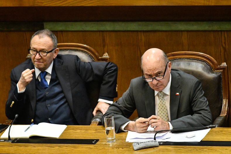 El ministro de hacienda Jorge Quiroz junto al ministro de segpres Jose Garcia Ruminot - Agencia Uno