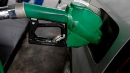 Proyectan nueva alza del precio de los combustibles. Foto: Agencia Uno