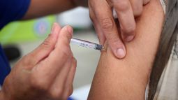 Algo que normalmente toma años: Oxford comenzó a probar posible vacuna para el COVID-19 en humanos