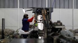 Estudio Fundación Sol: Casi 56% de los trabajadores en Chile gana menos de $500.000 al mes