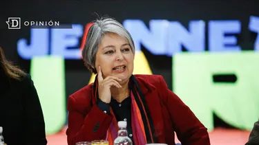 El Desconcierto | 18736 jeannette jara sentada en una reunion politica.webp