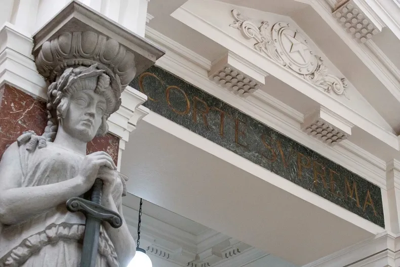 dependia de vecinos para entrar a su casa en condominio y no le informaban gastos comunes suprema exige habilitar ingreso.webp