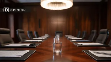 El Desconcierto | 21893 imagen de una mesa de un directoriode empresa con las sillas.webp