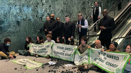 VIDEO | Activistas climáticos ocupan la sede de BlackRock en Nueva York