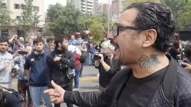¡Fuera!: El grito desesperado de Claudio Valenzuela a los militares en Plaza Italia