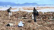 Personas comienzan la limpieza de la playa de La Serena y Coquimbo tras las lluvias - Agencia Uno
