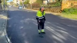 Italianos pavimentaron veredas por visita de Presidente y taparon hasta las alcantarillas: Las buscan con detectores de metales