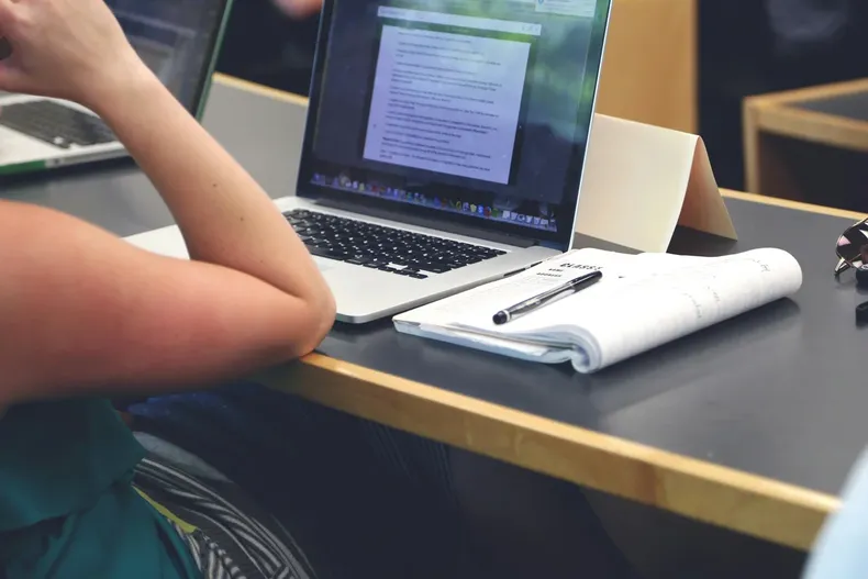 25700 notes macbook study conference.webp