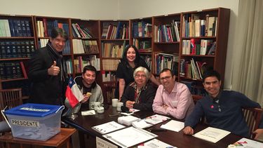 FOTOS| En Polonia se vota con empanadas: Los mejores registros del sufragio chileno en el exterior