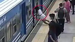 VIDEO| Impactante: Mujer se desmaya, cae a vías del tren cuando pasaba y salva con vida