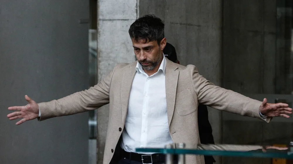 A Jorge Valdivia le llueve sobre mojado: Es condenado en Brasil por ofensivo meme que subió
