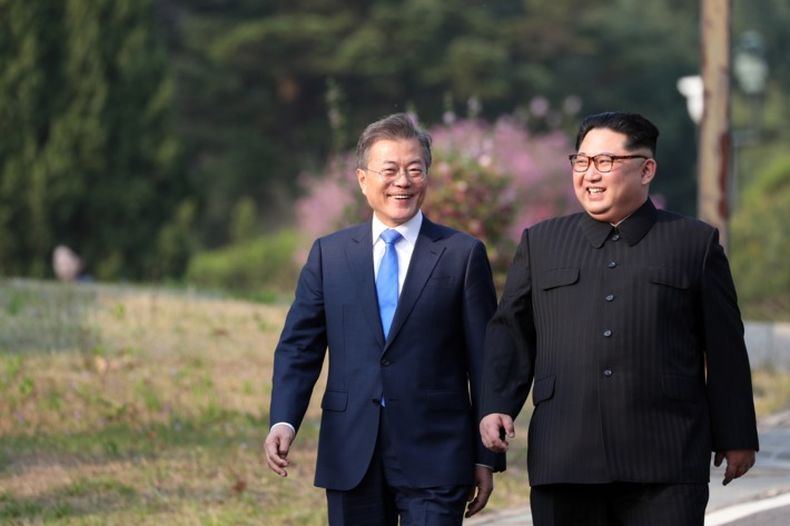 27 kim jong un moon jae in.w710.h473.jpg