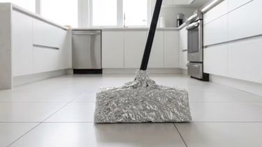Escoba con papel aluminio ayuda a disminuir polvo en suspensión - Captura de video