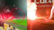 Hinchas de la U lanzan bengala a su propio jugador - Captura de video