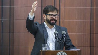 Data Influye: Boric alcanza la aprobación más alta en sus ocho meses de mandato