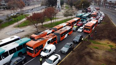 Alameda más tranquila: Principal vía de Santiago reduce a la mitad su ruido, por buses eléctricos