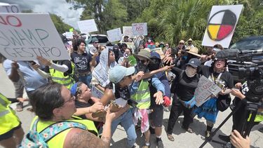 Alligator Alcatraz: Latinos protestan contra Trump por nueva cárcel rodeada de serpientes y culebras