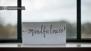 El Desconcierto | 10481 papel sobre una mesa que tiene escrito mindfulness.webp