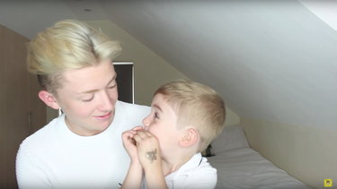 VIDEO| Niño de 5 años sorprende al mundo con su tierna reacción cuando su hermano le cuenta que es gay