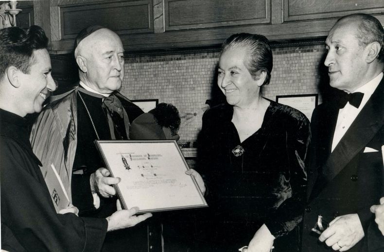 Gabriela Mistral recibiendo el Nobel de Literatura.jpg