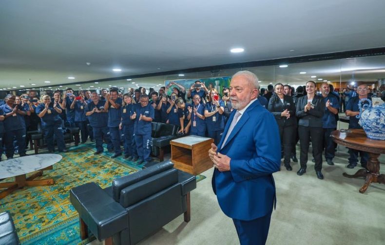 Lula agredeciendo a los trabajadores por limpiar el Palacio de Planalto asaltado el 8 de enero.jpg
