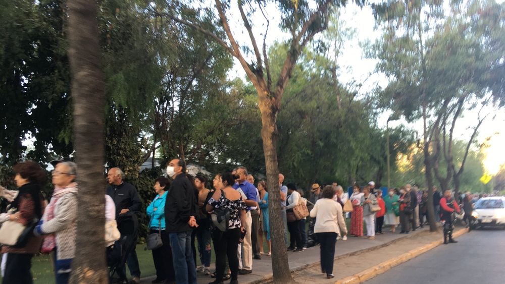 Coronavirus: Adultos mayores repletan Cesfam para vacunarse contra la influenza