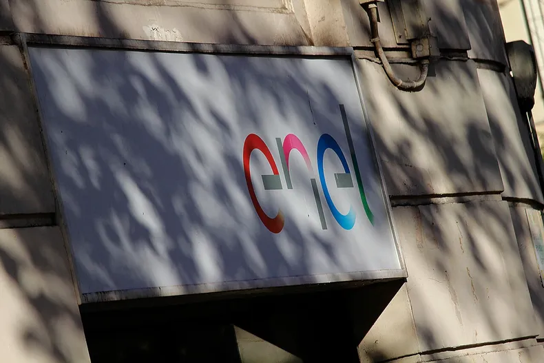 enel cobro 691 mil de luz a un departamento deshabitado usando el medidor del inmueble vecino corte ordeno eliminar cobros.webp